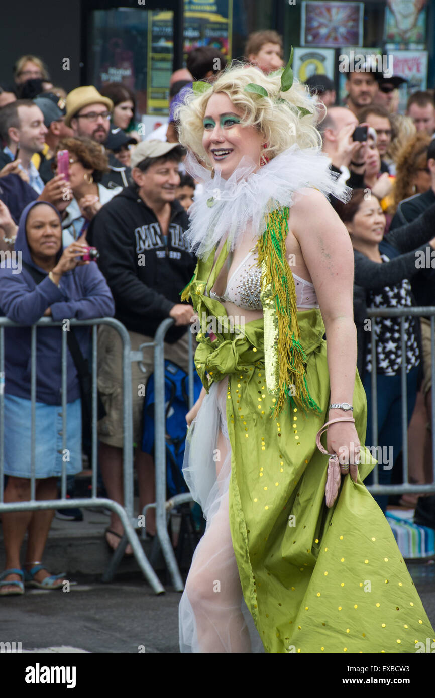 Woman at the Mermaid parade, la plus grande parade de l'art dans la nation et une célébration de la mythologie antique et rituels honky-tonk Banque D'Images