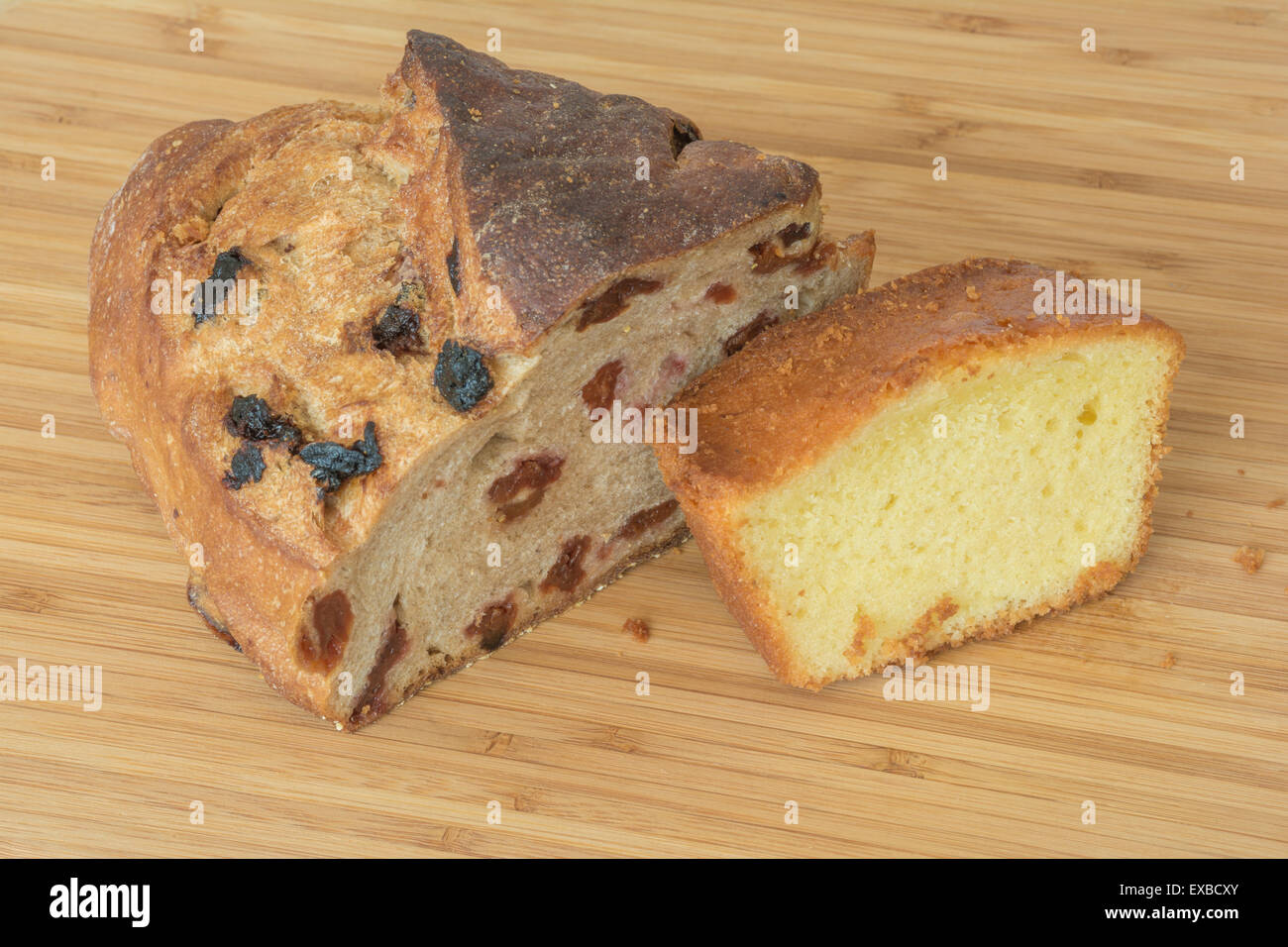 Miche de pain et de cerise gâteau au citron de cuisson gourmet pour snack sur bois board Banque D'Images