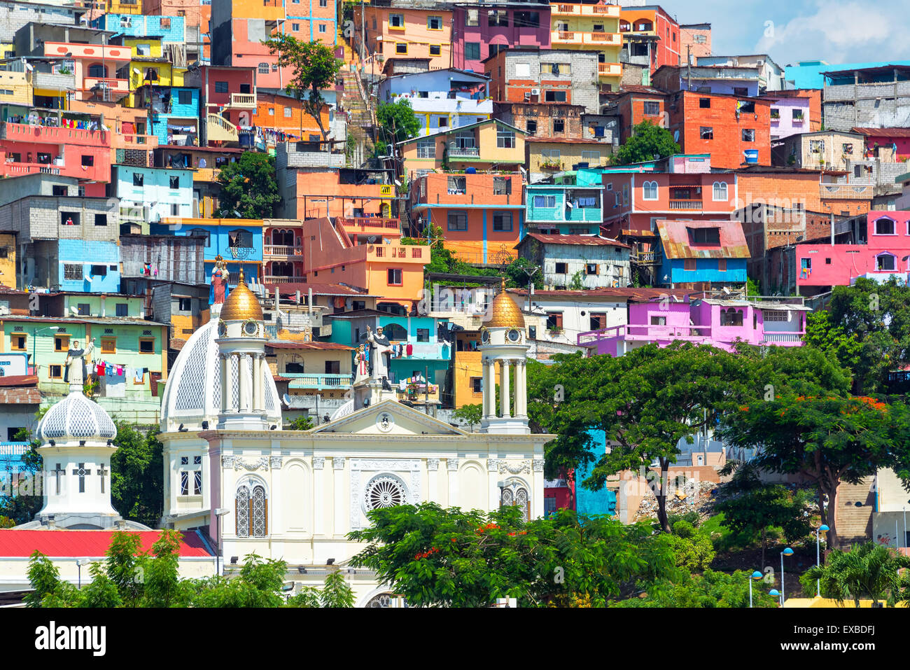 Église blanche avec un taudis colorés sur une colline s'élevant au-dessus de elle à Guayaquil, Equateur Banque D'Images