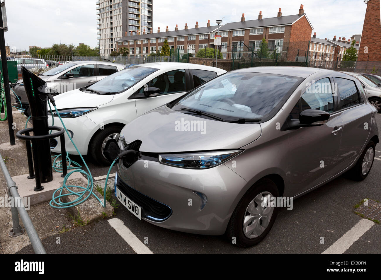 Voiture électrique Renault ZOE charger jusqu'à Chrisp Street, peuplier, Tower Hamlets, London, England, UK Banque D'Images