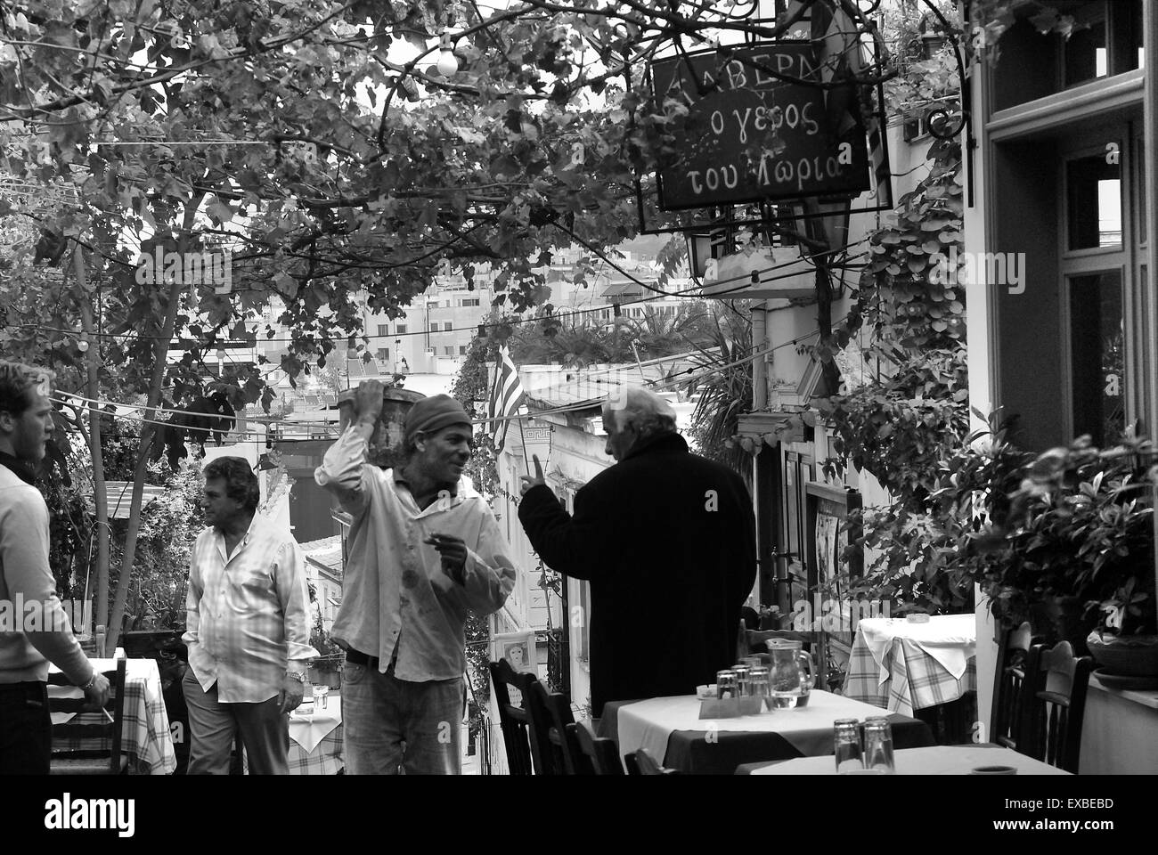 Conversation à l'extérieur de taverne grecque, Athènes, Grèce Banque D'Images