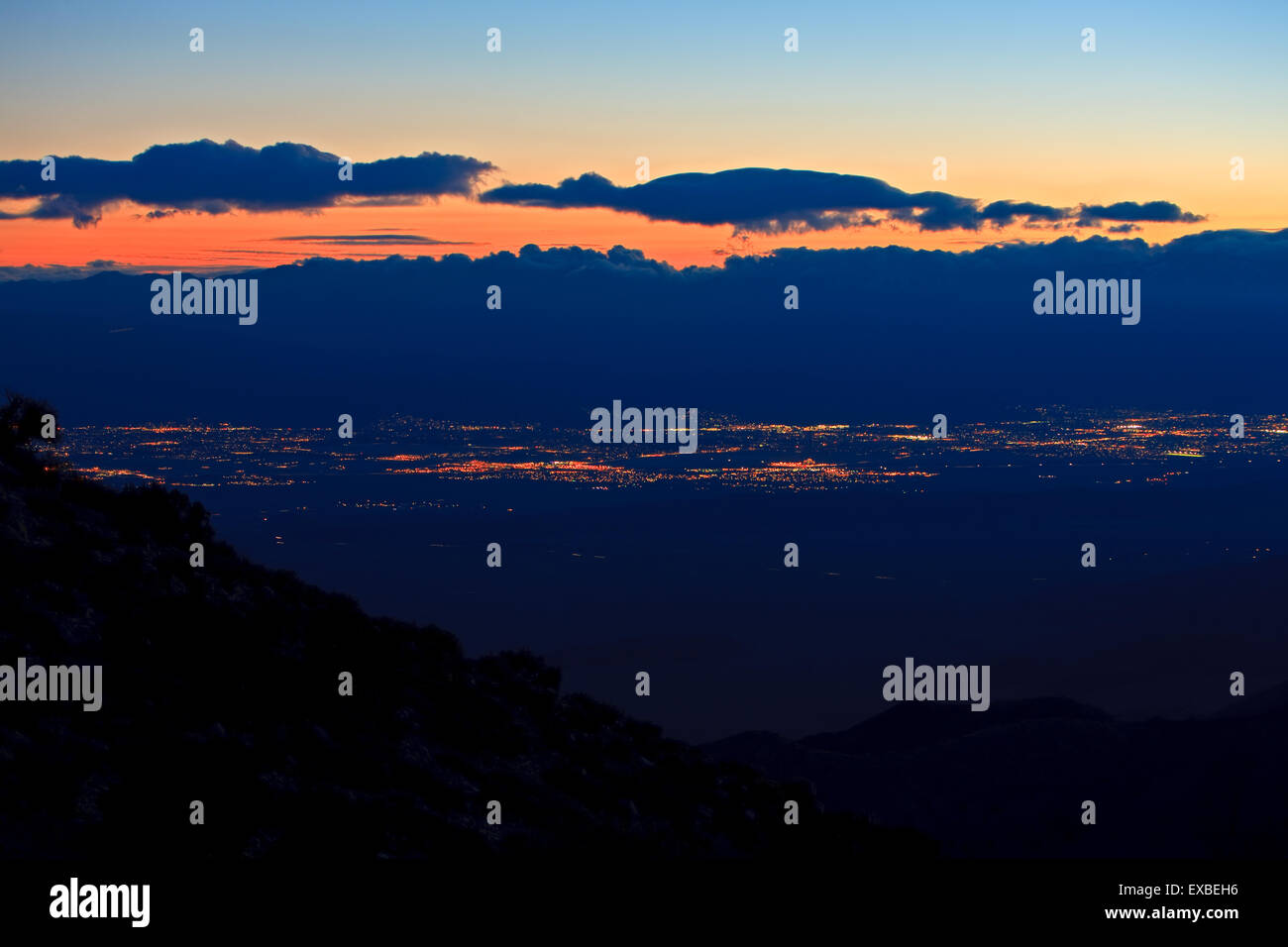 Donnant sur la faille de San Andreas, Coachella Valley et les lumières de la ville de Palm Springs, le parc national Joshua Tree, Mojave Deser Banque D'Images