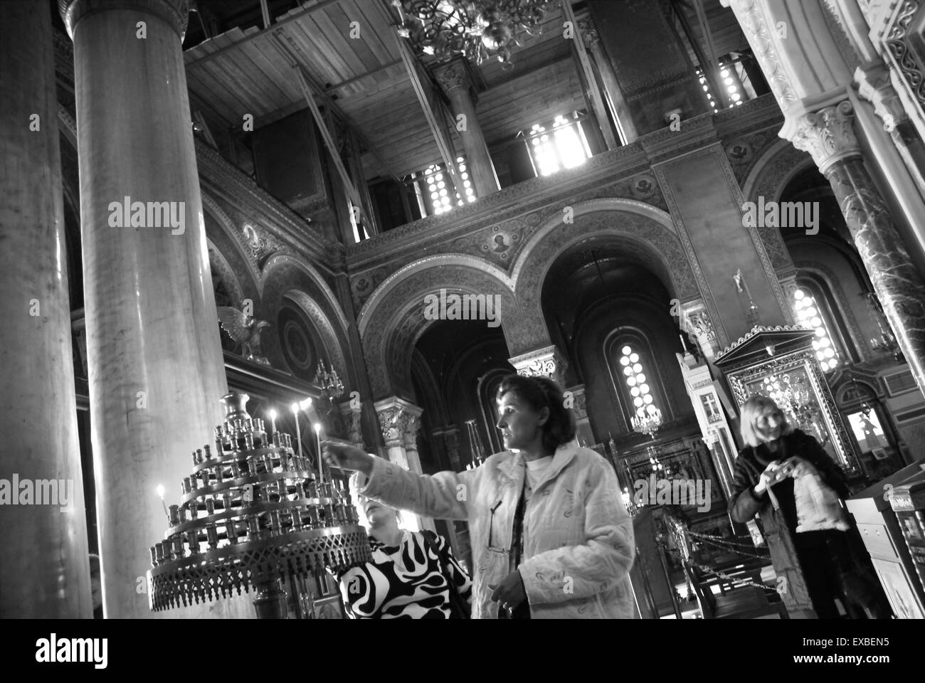 Bougies d'éclairage dans la Cathédrale Métropolitaine, Athènes, Grèce Banque D'Images