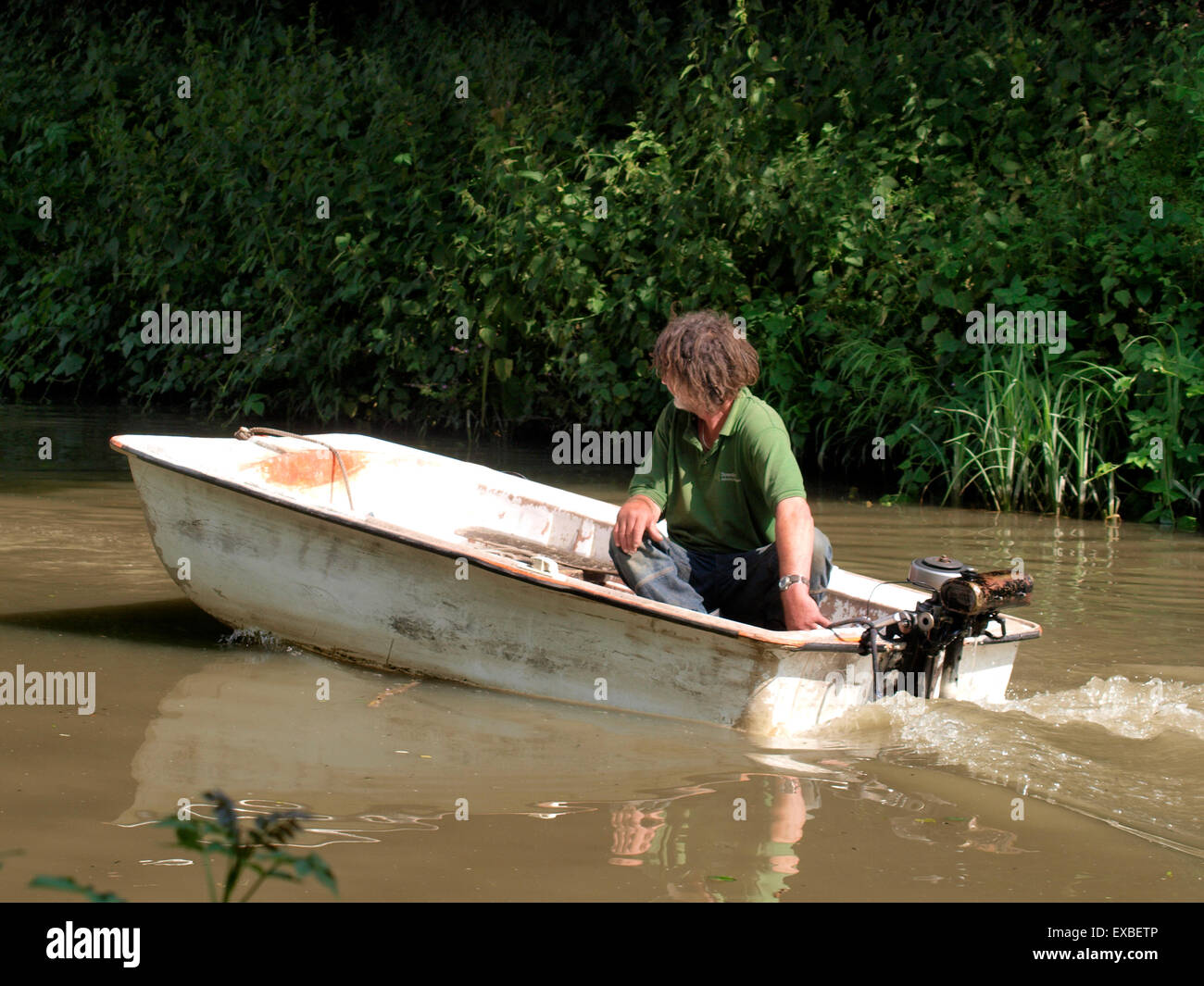 Man riding un vieux canot le long du canal Kennet & Avon près de Bradford on Avon, Wiltshire, Royaume-Uni Banque D'Images