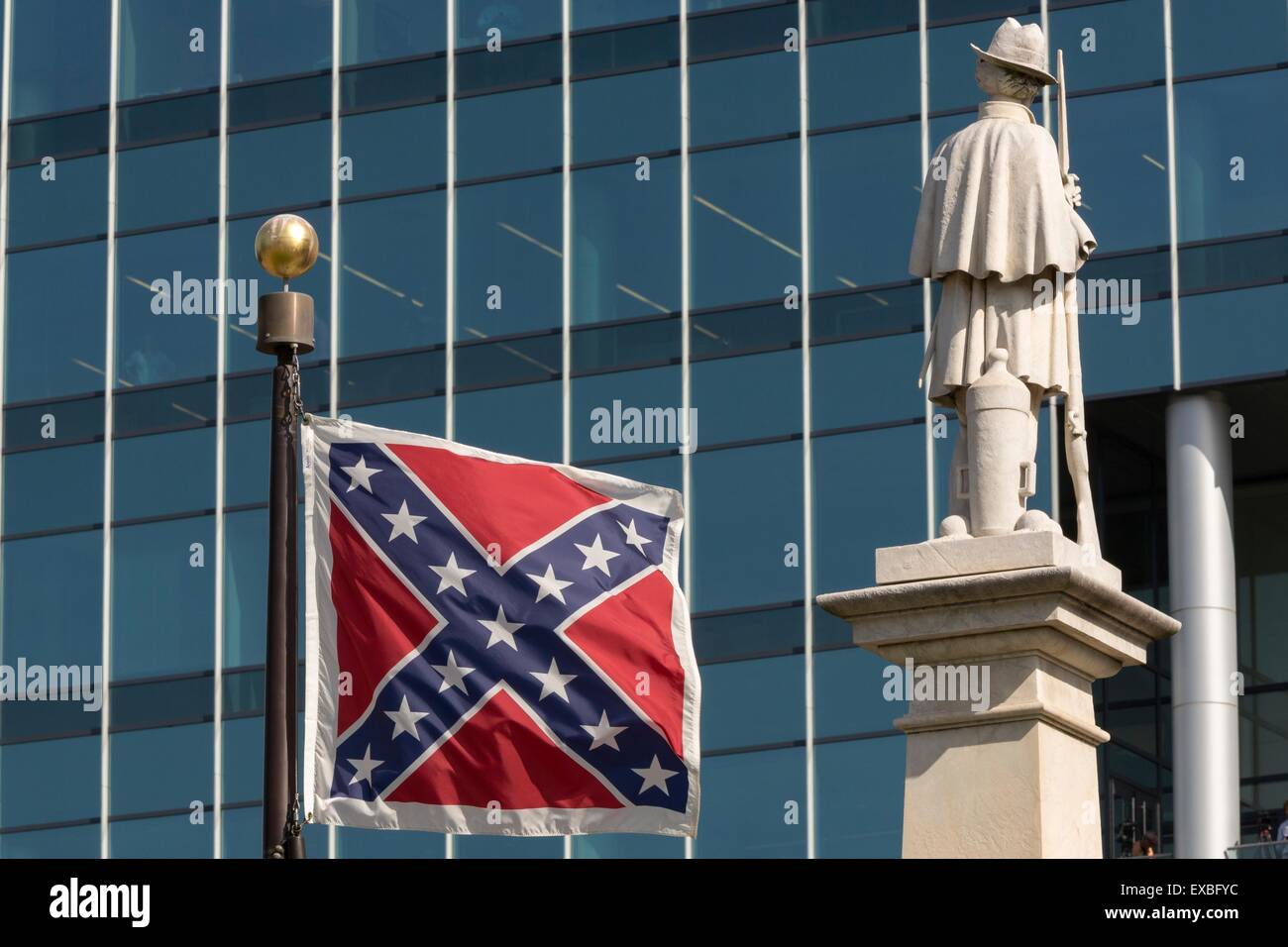 Columbia, Caroline du Sud, USA. 10 juillet, 2015. Le drapeau des Confédérés à l'état des motifs de la Chambre pour la dernière fois que la cérémonie pour retirer le symbole et le placer dans un musée commence le 10 juillet 2015 à Columbia, en Caroline du Sud. Credit : Planetpix/Alamy Live News Banque D'Images