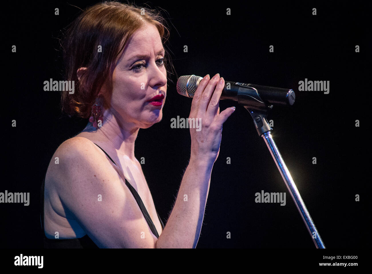 Milan Italie. 10 juillet 2015. L'auteur-compositeur-interprète américaine SUZANNE VEGA effectue live im le premier de deux spectacles dans le programme aujourd'hui à Blue Note de Milan. Credit : Rodolfo Sassano/Alamy Live News Banque D'Images