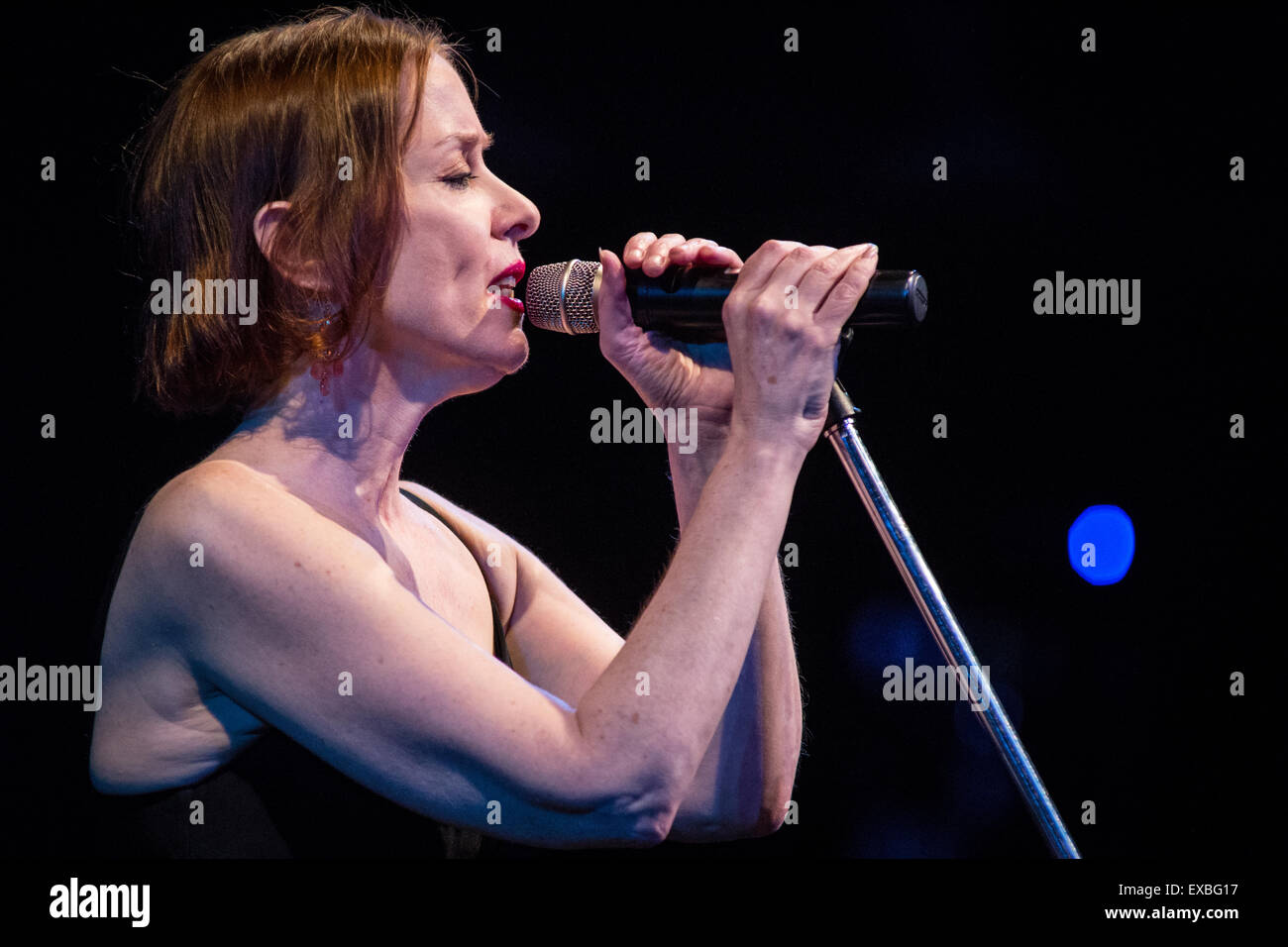 Milan Italie. 10 juillet 2015. L'auteur-compositeur-interprète américaine SUZANNE VEGA effectue live im le premier de deux spectacles dans le programme aujourd'hui à Blue Note de Milan. Credit : Rodolfo Sassano/Alamy Live News Banque D'Images