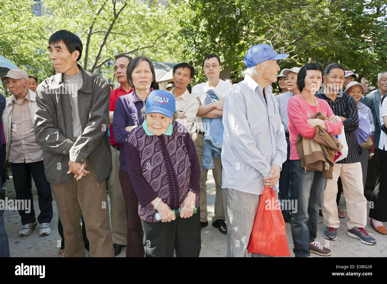 Les spectateurs lors du défilé en célébration de Vesak le 2556th anniversaire du Bouddha à travers des marches Chinatown à Manhattan, 2012. Banque D'Images