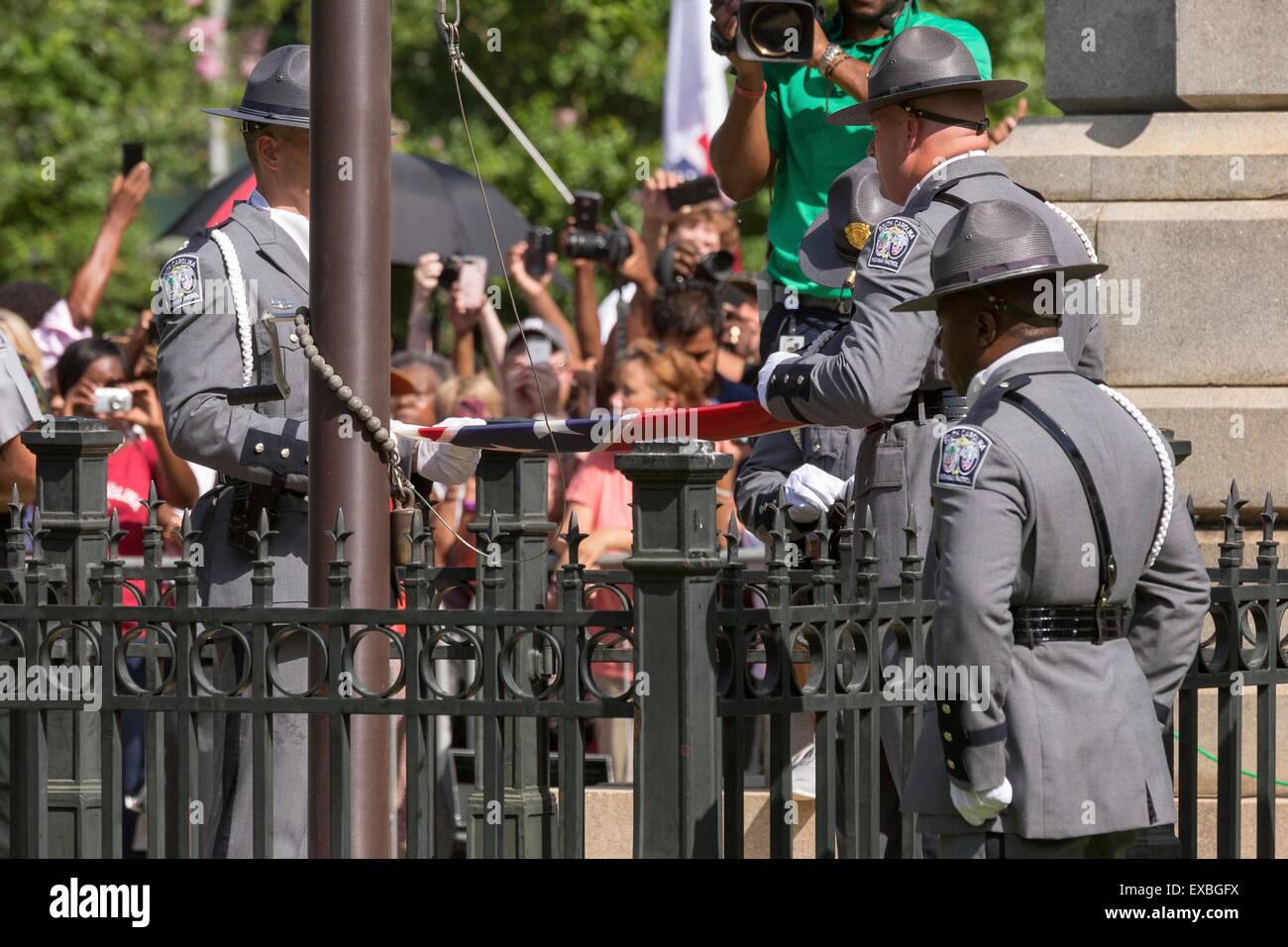 Columbia, Caroline du Sud, USA. 10 juillet, 2015. La police d'état de la Caroline du Sud sur la garde d'honneur plier le drapeau des Confédérés à la State House, au cours d'une cérémonie pour supprimer le symbole 10 Juillet, 2015 à Columbia, en Caroline du Sud. Banque D'Images