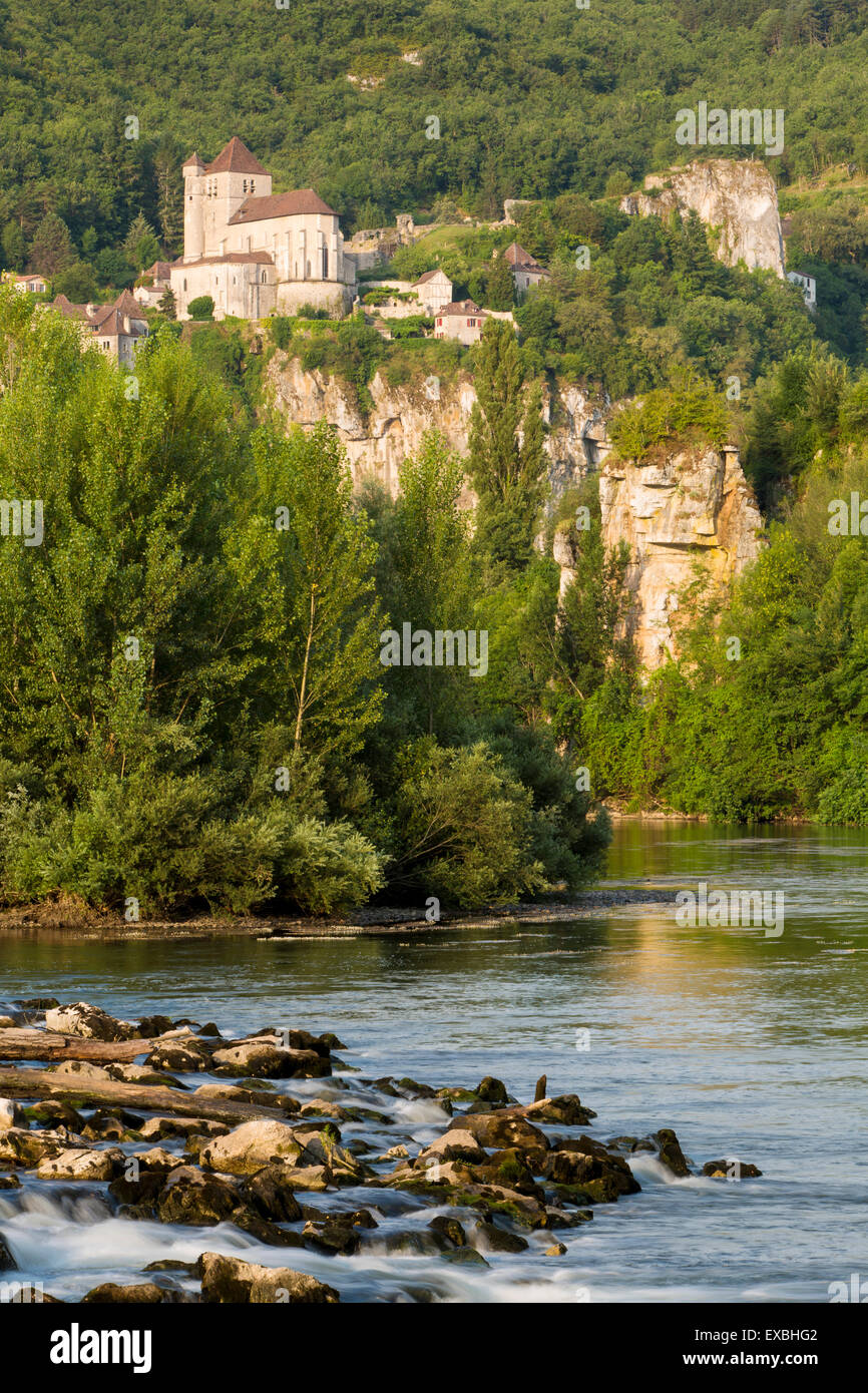 Tôt le matin sur la rivière Lot et la ville médiévale de Saint-Cirq-Lapopie, Midi-Pyrenees, France Banque D'Images