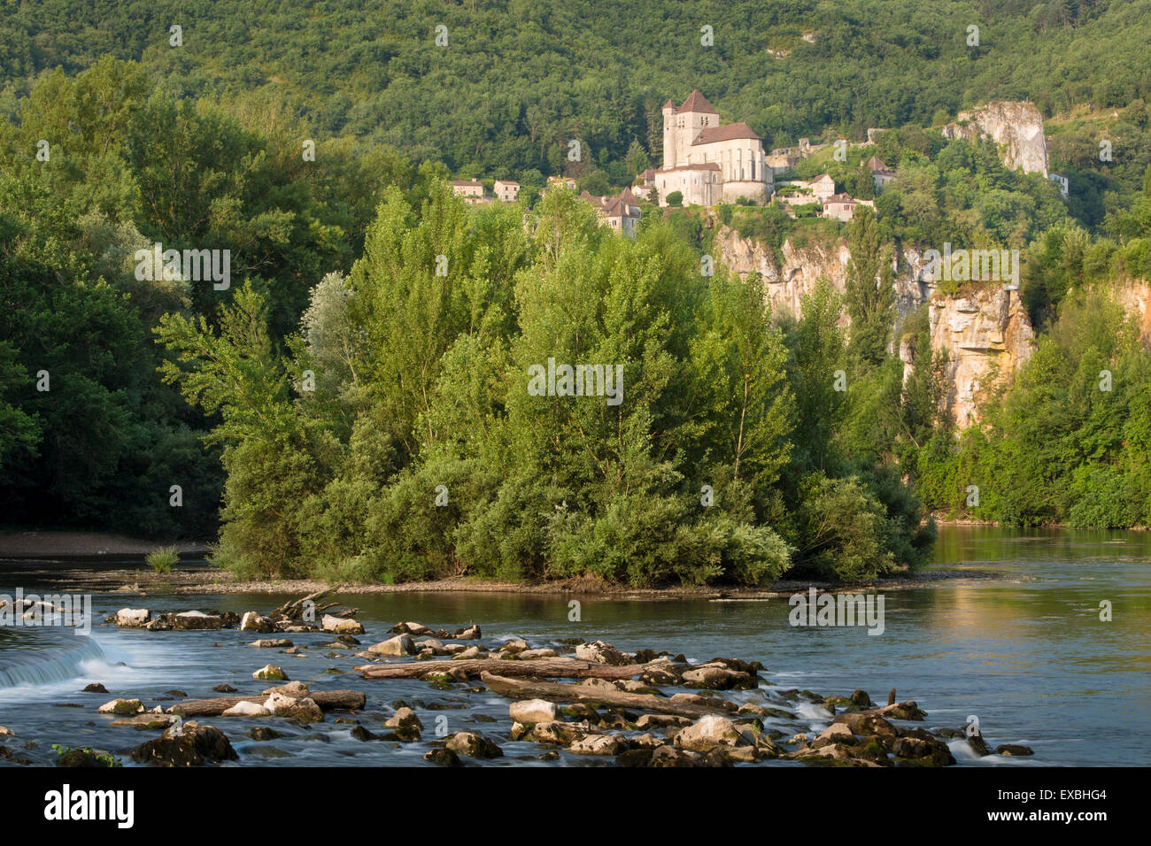 Tôt le matin sur la rivière Lot et la ville médiévale de Saint-Cirq-Lapopie, Midi-Pyrenees, France Banque D'Images