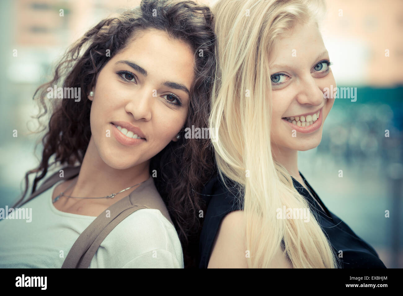 Blonde and brunette belle jeunes femmes élégantes dans la ville Banque D'Images