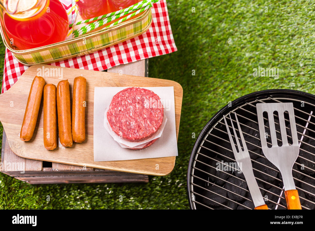 Pique-nique d'été avec barbecue au charbon de petite taille dans le parc. Banque D'Images