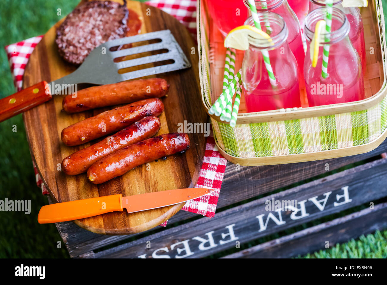 Pique-nique d'été avec barbecue au charbon de petite taille dans le parc. Banque D'Images