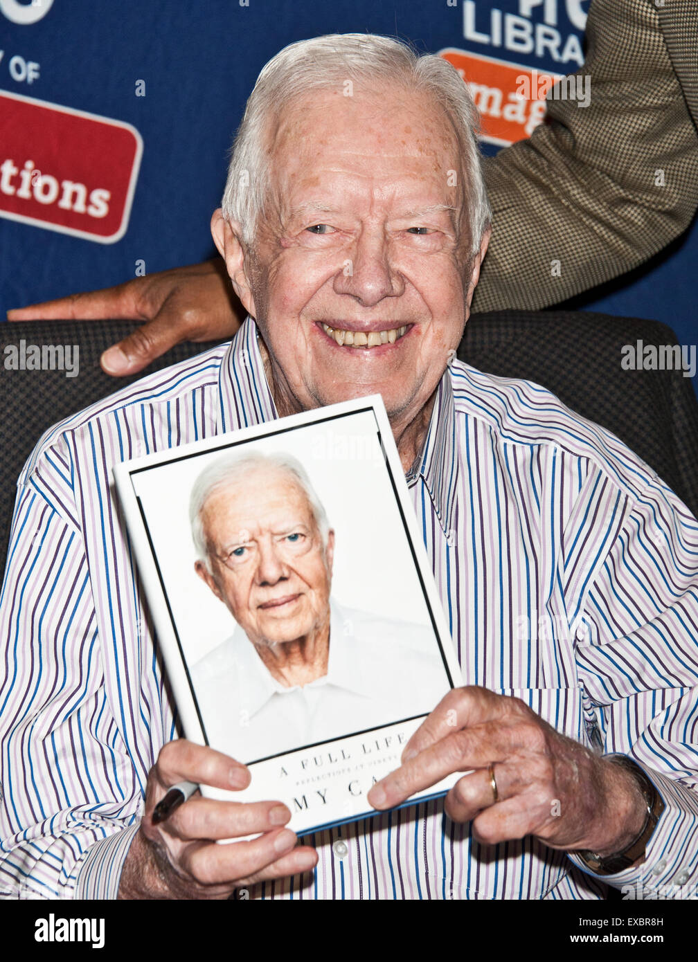 Philadelphie, Pennsylvanie, USA. 10 juillet, 2015. L'ancien Président Jimmy Carter signe son nouveau livre "Une vie bien remplie : réflexions à quatre-vingt-dix' à la bibliothèque gratuite de Philadelphie le 10 juillet 2015 à Philadelphie, Pennsylvanie, États-Unis. Crédit : Paul Froggatt/Alamy Live News Banque D'Images