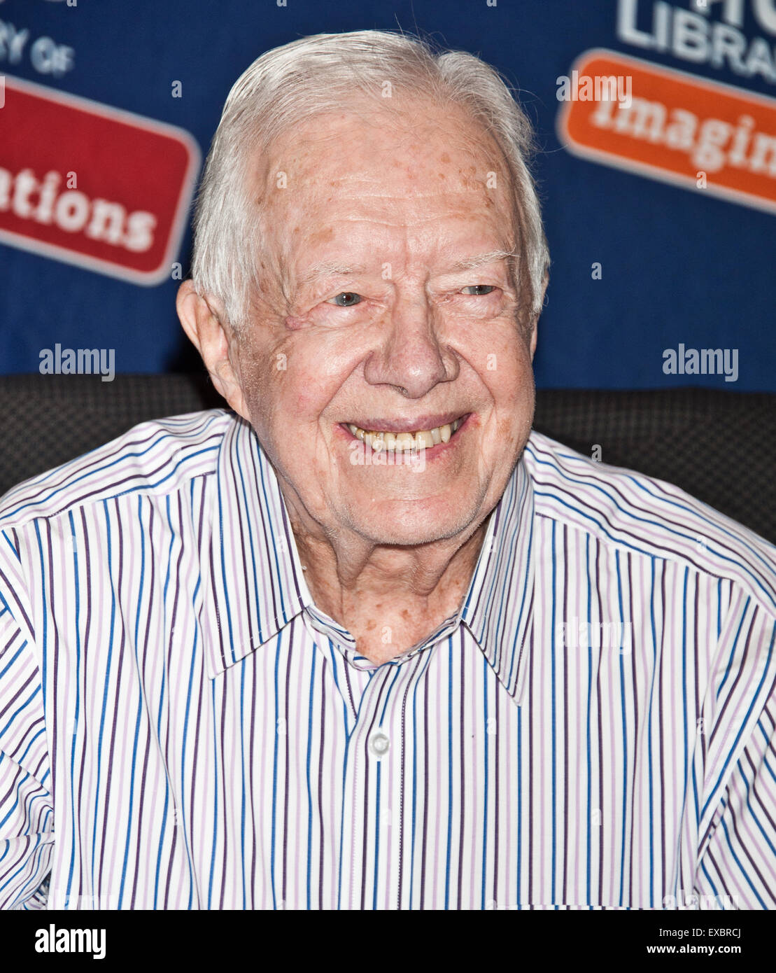 Philadelphie, Pennsylvanie, USA. 10 juillet, 2015. L'ancien Président Jimmy Carter signe son nouveau livre "Une vie bien remplie : réflexions à quatre-vingt-dix' à la bibliothèque gratuite de Philadelphie le 10 juillet 2015 à Philadelphie, Pennsylvanie, États-Unis. Crédit : Paul Froggatt/Alamy Live News Banque D'Images
