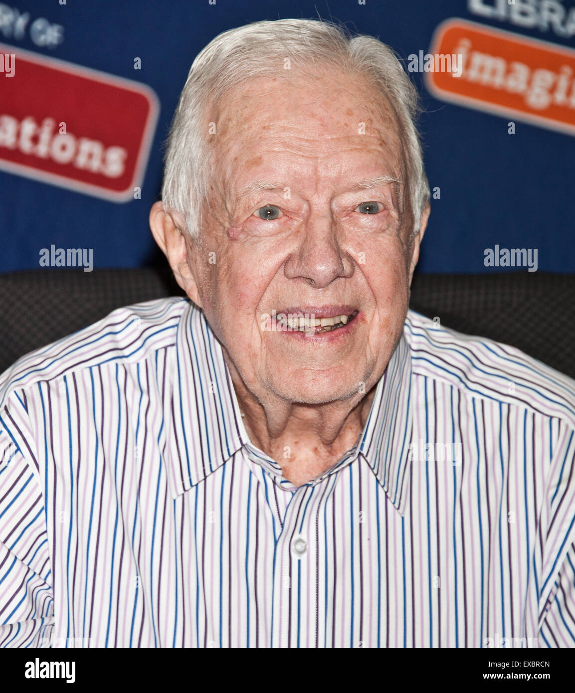 Philadelphie, Pennsylvanie, USA. 10 juillet, 2015. L'ancien Président Jimmy Carter signe son nouveau livre "Une vie bien remplie : réflexions à quatre-vingt-dix' à la bibliothèque gratuite de Philadelphie le 10 juillet 2015 à Philadelphie, Pennsylvanie, États-Unis. Crédit : Paul Froggatt/Alamy Live News Banque D'Images