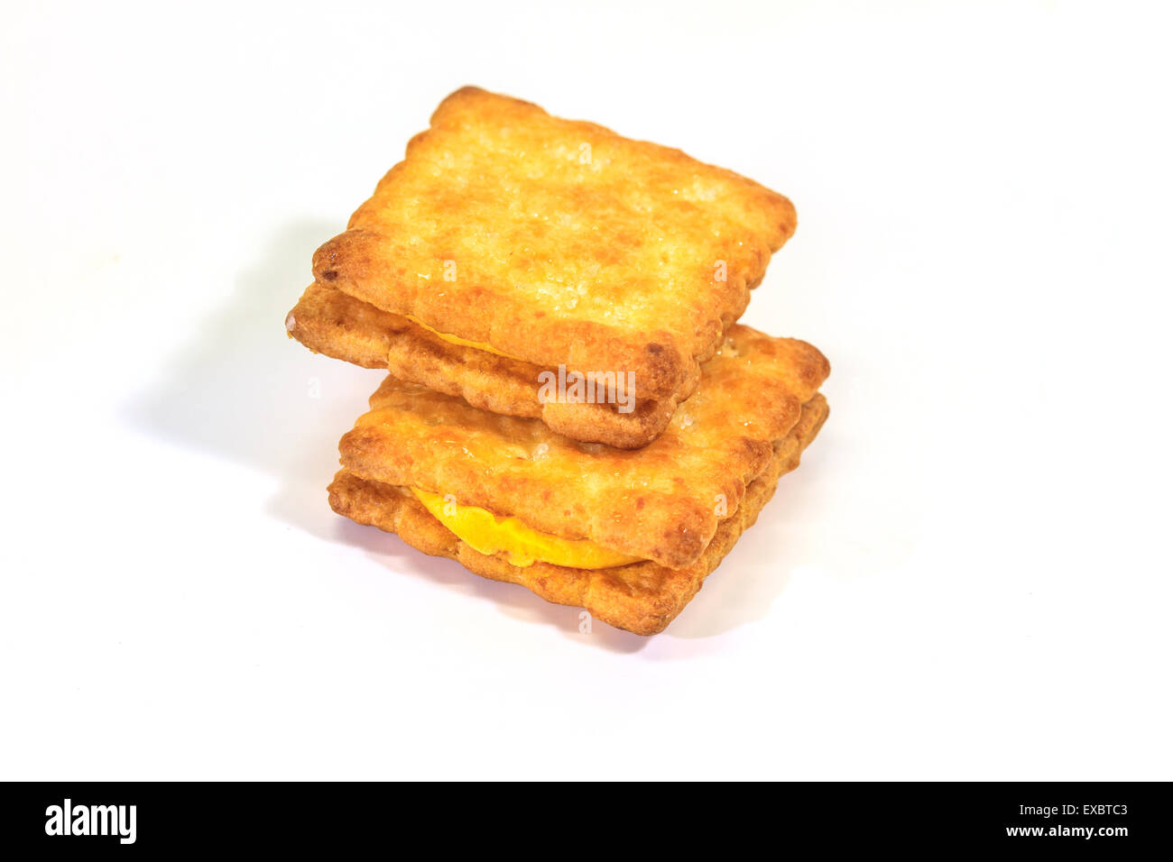 Biscuits sandwich avec de la crème sur fond blanc Banque D'Images