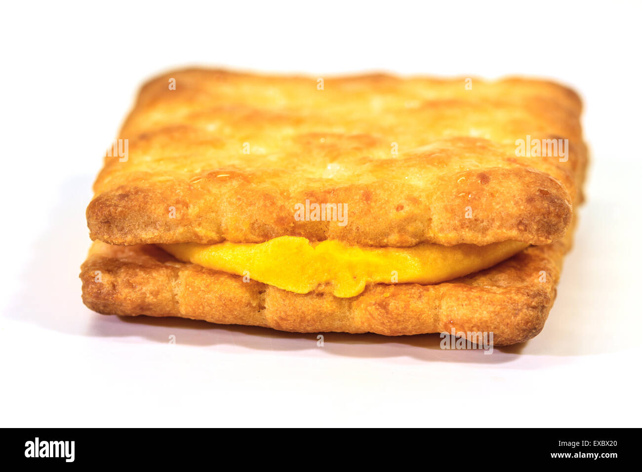 Biscuits sandwich avec de la crème sur fond blanc Banque D'Images