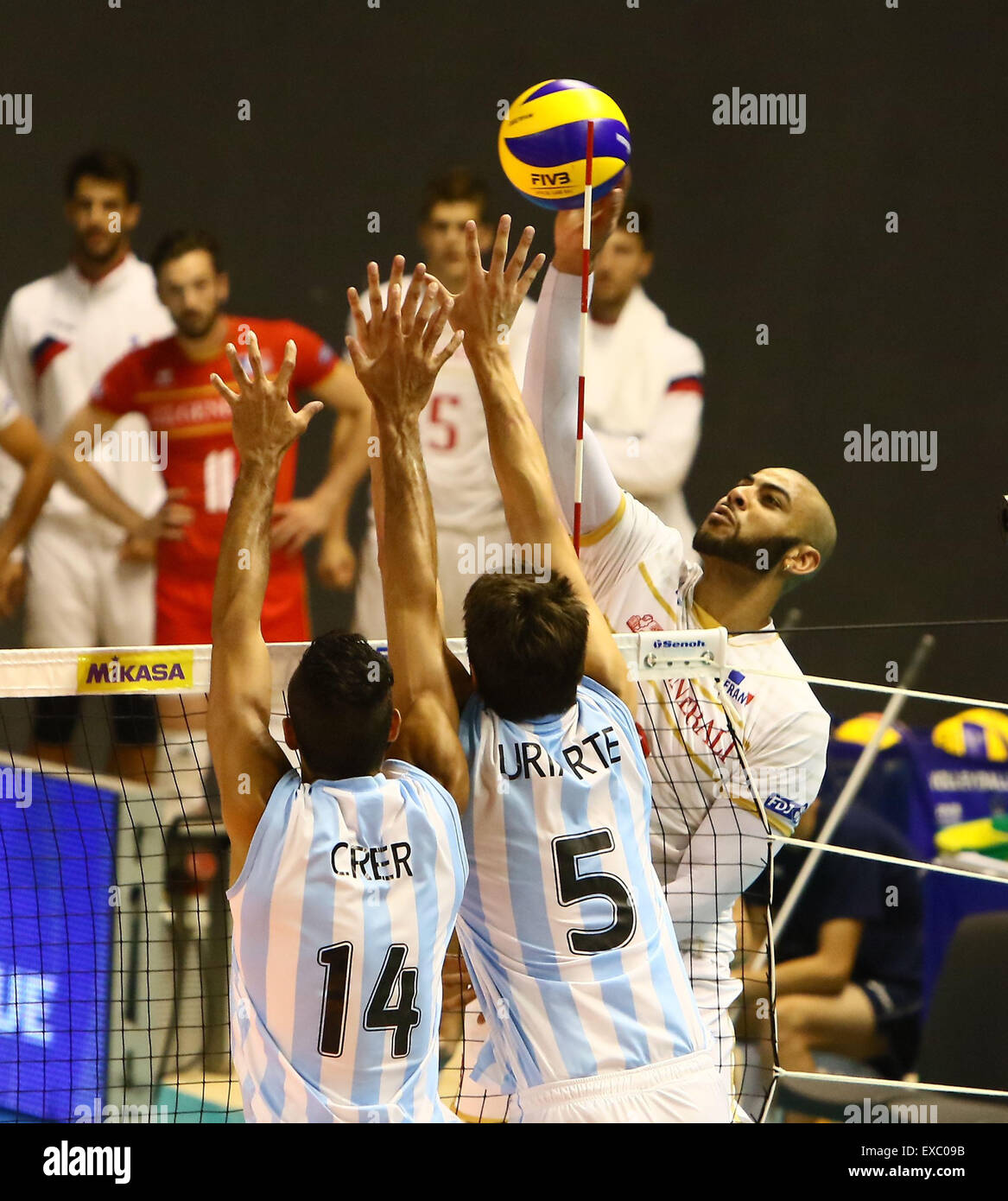 Varna, Bulgarie. 10 juillet, 2015. De gauche Pablo CRER (Argentine), Nicolas URIARTE (Argentine), Earvin NGAPETH (France), .Volley-ball ligue mondiale 2015, deuxième groupe final.L'Argentine contre la France, la Bulgarie, Varna ./Palais de la Culture et des Sports.l'équipe de France, le vainqueur de poule D, joue dans l'un de la demi-finale contre l'équipe classée deuxième du groupe C, l'équipe argentine, le gagnant de la deuxième finale du groupe prendront part à la finale de la Ligue Mondiale de volley-ball à Rio de Janeiro, enfin la France a gagné 3:0 et joue maintenant dans la finale contre la Bulgarie, (Image Crédit : © Wolfgang Fehrmann/Wolfga Banque D'Images