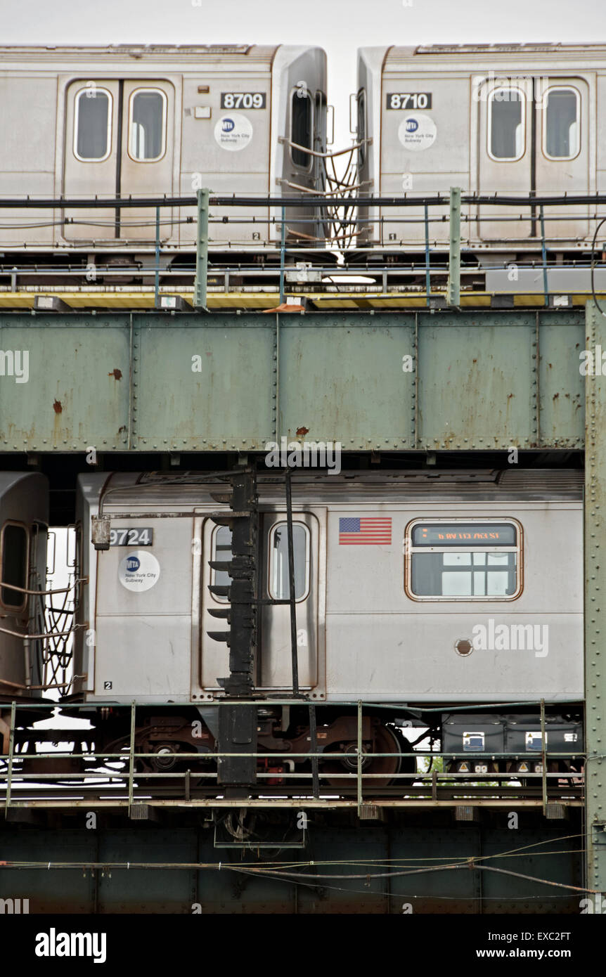 Deux métros fonctionnant sur des pistes séparées dans Coney Island, Brooklyn, New York Banque D'Images