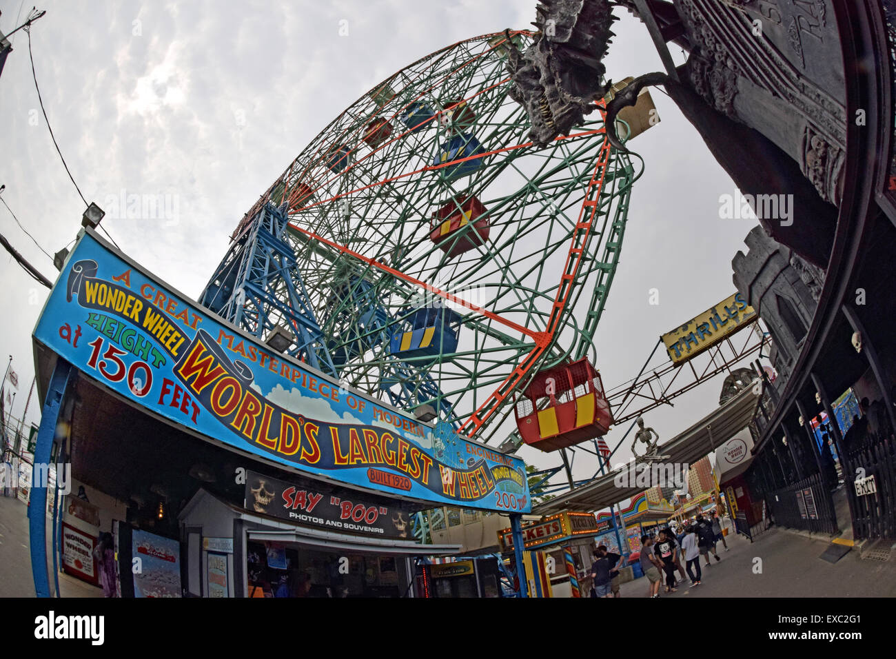 Un objectif Fisheye view de la Wonder Wheel dans Coney Island, Brooklyn, New York Banque D'Images