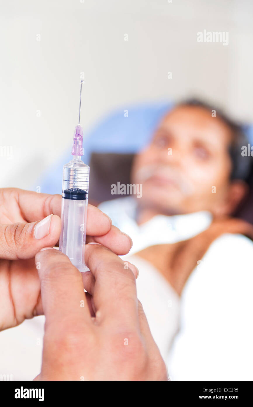Médecin indien Patient de l'hôpital d'injection de traitement Banque D'Images