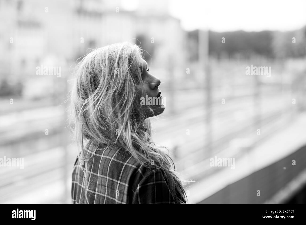 Belle jeune femme aux cheveux blonds dans la ville hipster Banque D'Images