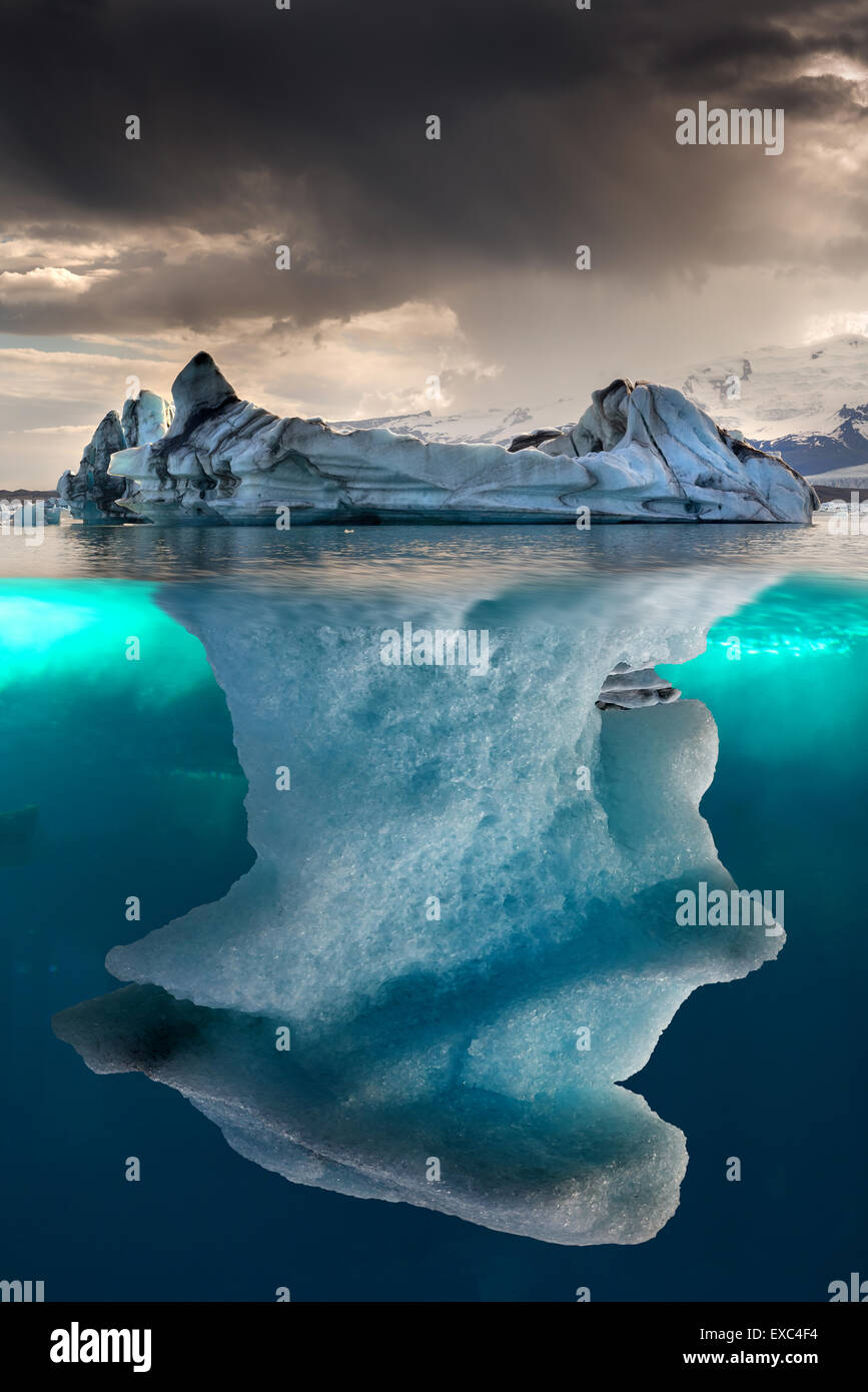 Gros iceberg sous l'eau avec une petite partie floating Banque D'Images