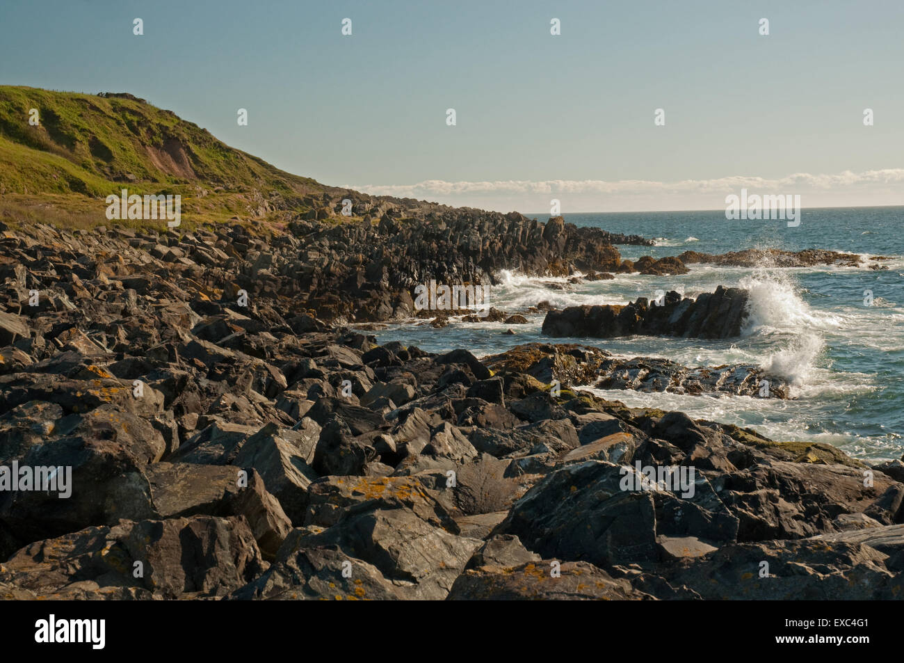 Vagues se brisant sur le rivage à Port Logan Banque D'Images