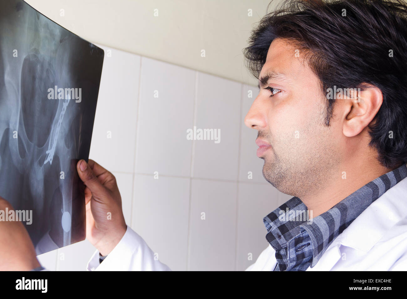 1 indien Médecin Hôpital X-Ray contrôle rapport Banque D'Images