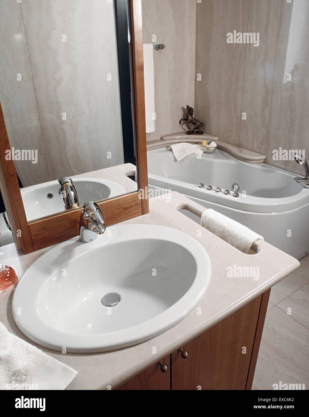 Premier plan de lavabo donnant sur la baignoire dans la salle de bains  moderne dont les murs et sols sont revêtus de marbre Photo Stock - Alamy