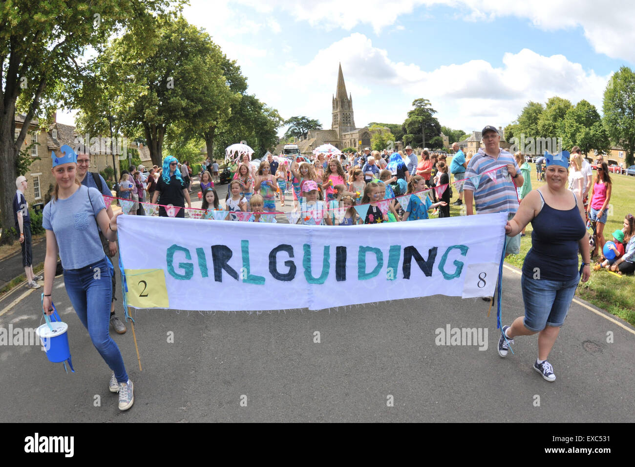 Witney, Oxfordshire, UK. 11 juillet, 2015. Le carnaval annuel dans les rues de la circonscription du premier ministre de Witney a été un événement à thème avec le le thème de cette année étant celui de pirates et de la mer. Étant donné que c'est l'un des endroits les plus enclavées en Angleterre c'est un surprenant et novateur pour le célèbre thème ville de laine d'avoir. Credit : Desmond Brambley/Alamy Live News Banque D'Images