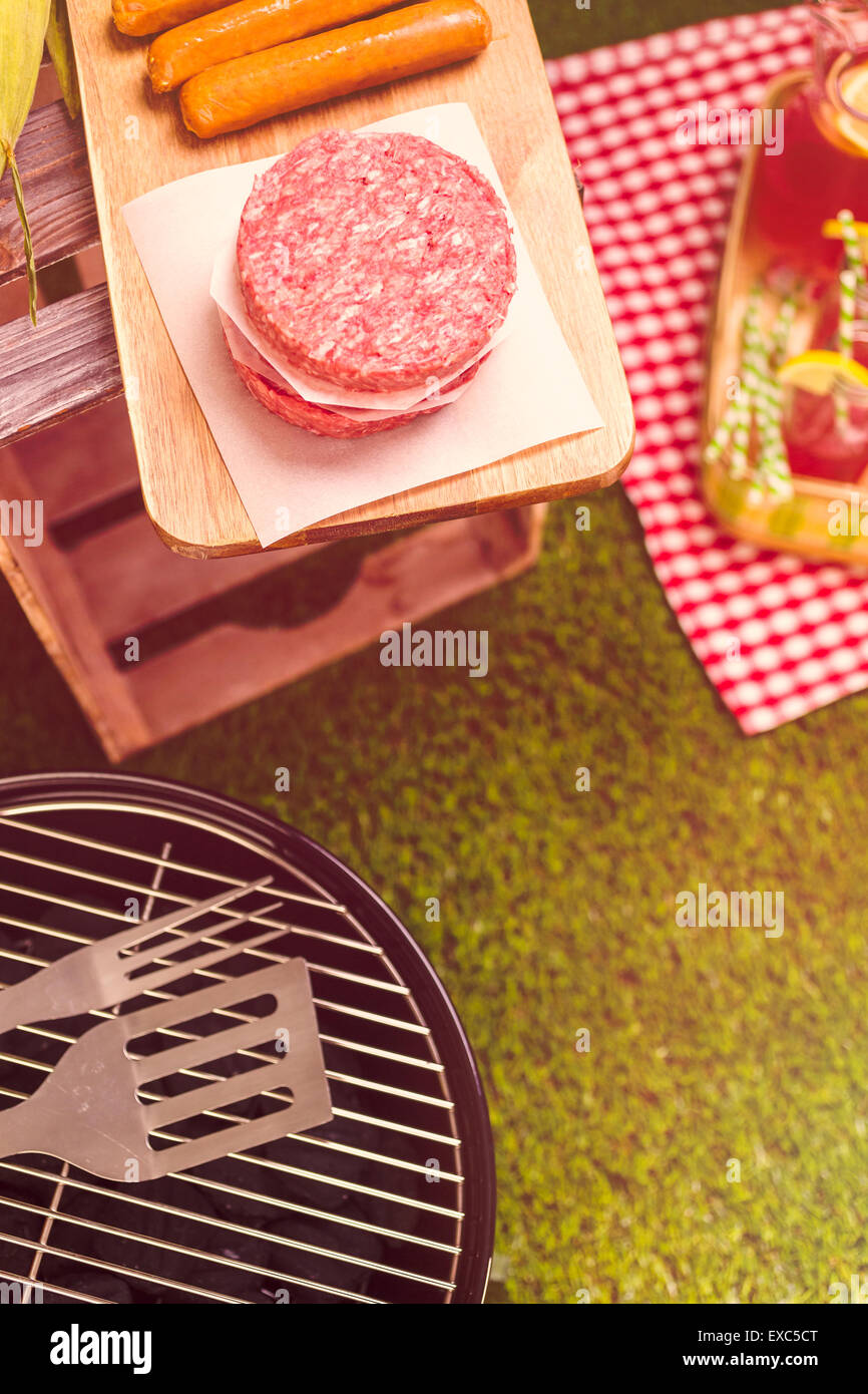 Pique-nique d'été avec barbecue au charbon de petite taille dans le parc. Banque D'Images