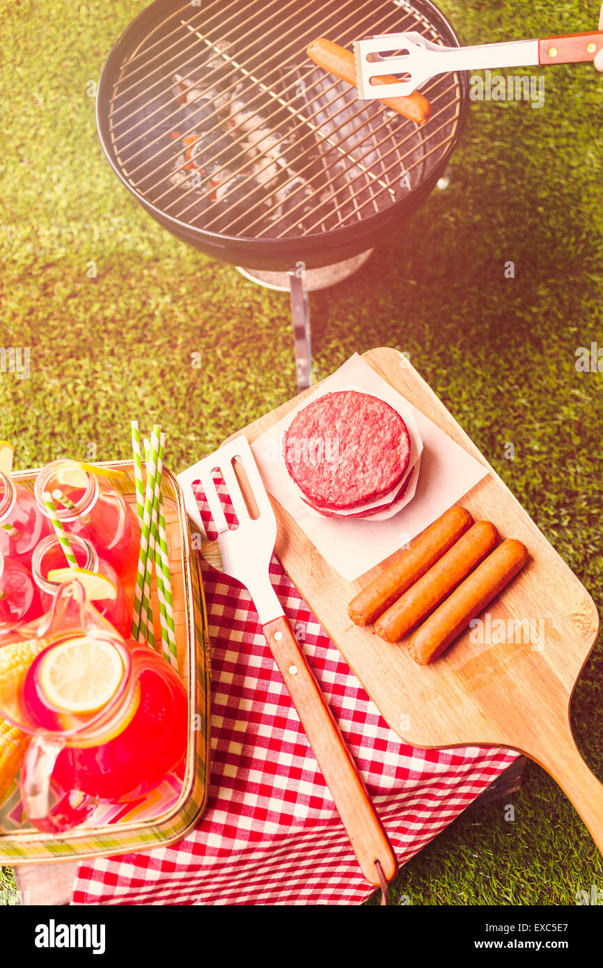 Pique-nique d'été avec barbecue au charbon de petite taille dans le parc. Banque D'Images