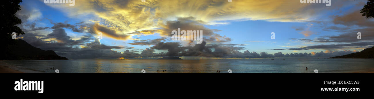 Vue panoramique, lumineux de soleil colorés sur l'île de Mahé, de l'Océan Indien, les Seychelles Banque D'Images