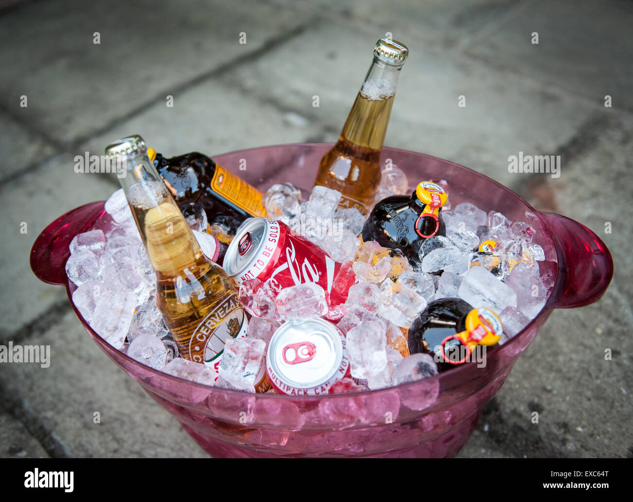 Variété de boissons d'été refroidissement dans un seau à glace Banque D'Images