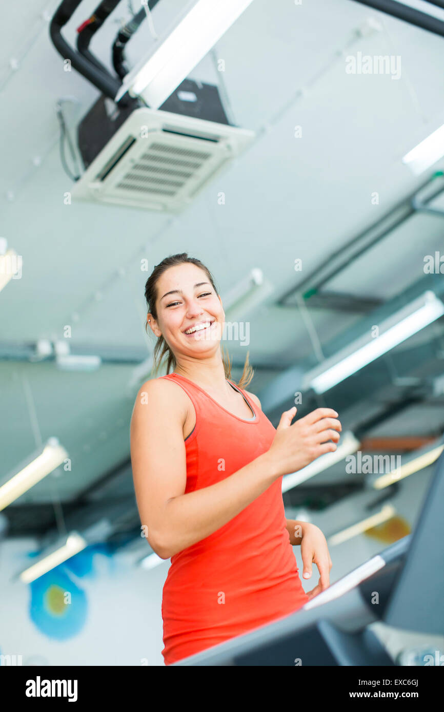 Jeune femme dans la salle de sport de formation Banque D'Images