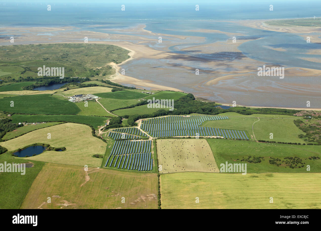 Vue aérienne d'une ferme solaire dans la région de Cumbria, UK Banque D'Images