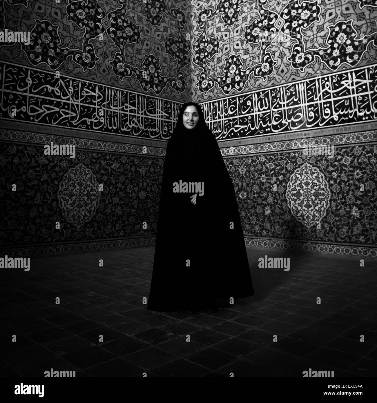 Femme voilée iranien à l'intérieur de la mosquée de Sheikh Lotfollah, Province d'Ispahan, Isfahan, Iran Banque D'Images