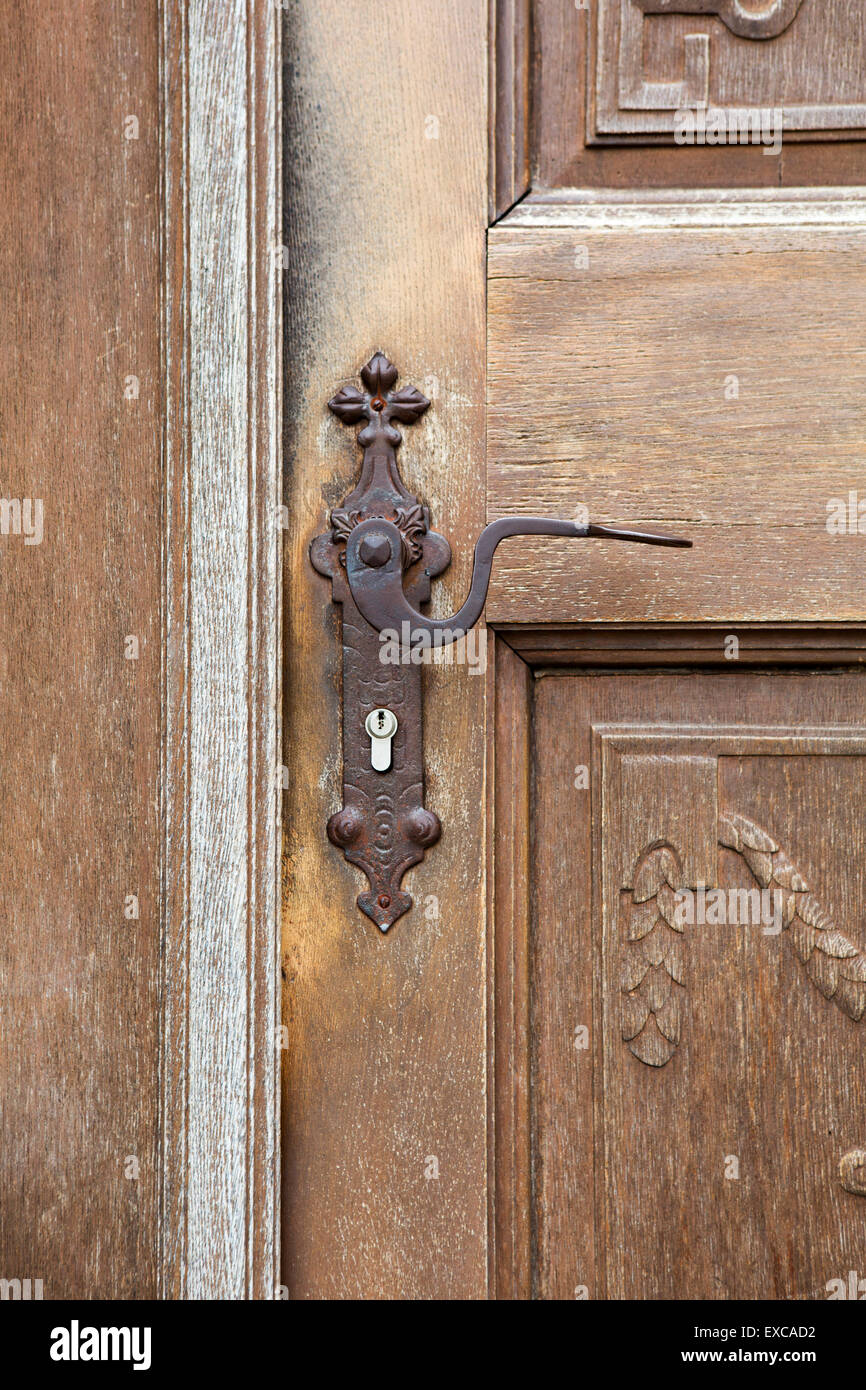 Ancienne porte d'entrée en bois avec meubles anciens et de poignée de porte  serrure moderne Photo Stock - Alamy