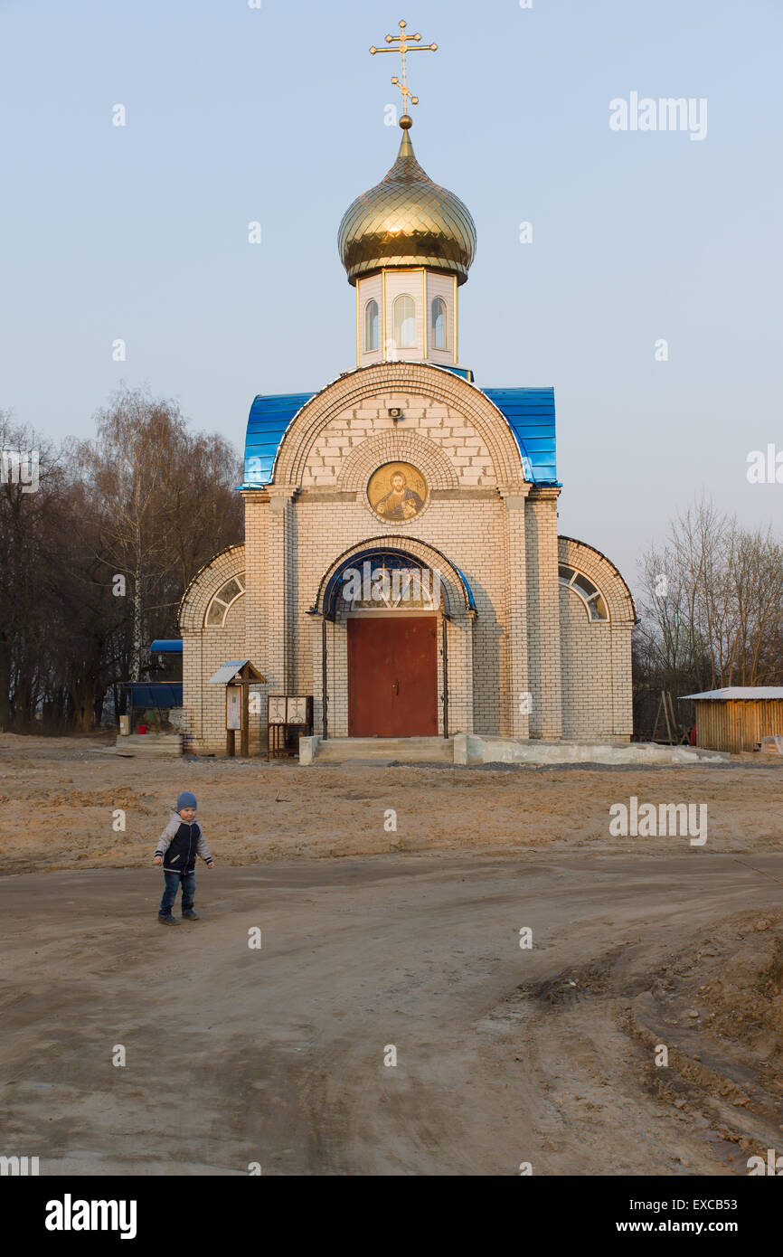 Postoroyenny récemment avec une église en brique dome d'or sous le ciel bleu Banque D'Images