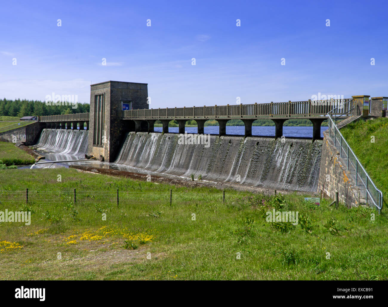 Llyn Cefni Barrage. Construit dans les années 40, à créer un réservoir pour fournir de l'eau pour les maisons et l'industrie. Banque D'Images