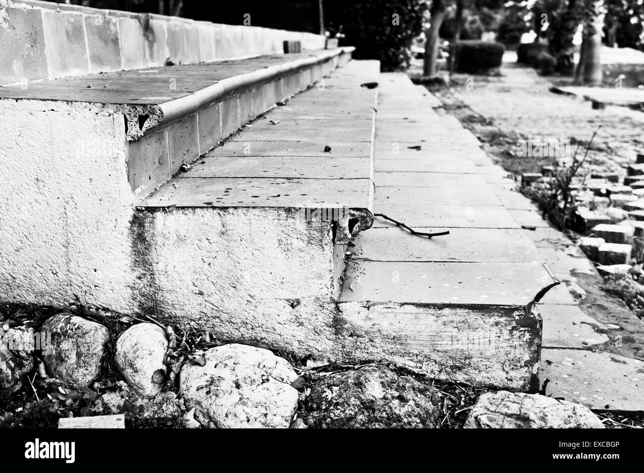 Vieux escaliers de pierre à un bâtiment abandonné Banque D'Images