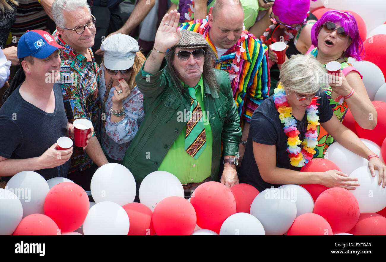 Hambourg, Allemagne. 11 juillet, 2015. Schlager allemand music singer Guildo Horn (C) Ondes d'un camion pendant la parade musique Schlagermove à Hambourg, Allemagne, 11 juillet 2015. Plusieurs centaines de milliers de personnes devraient rejoindre le défilé qui comprendra 45 camions de la musique cette année. PHOTO : DANIEL REINHARDT/dpa/Alamy Live News Banque D'Images