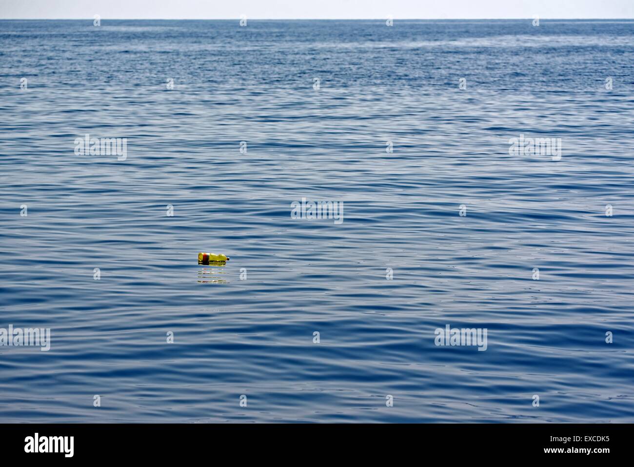 Une bouteille de plastique dans le Golfe de Gênes, en mer Ligure. Banque D'Images