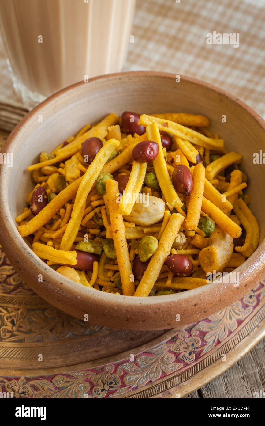 Chiwda ou Bombay mix un snack indien épicé de nouilles noix et pois Banque D'Images