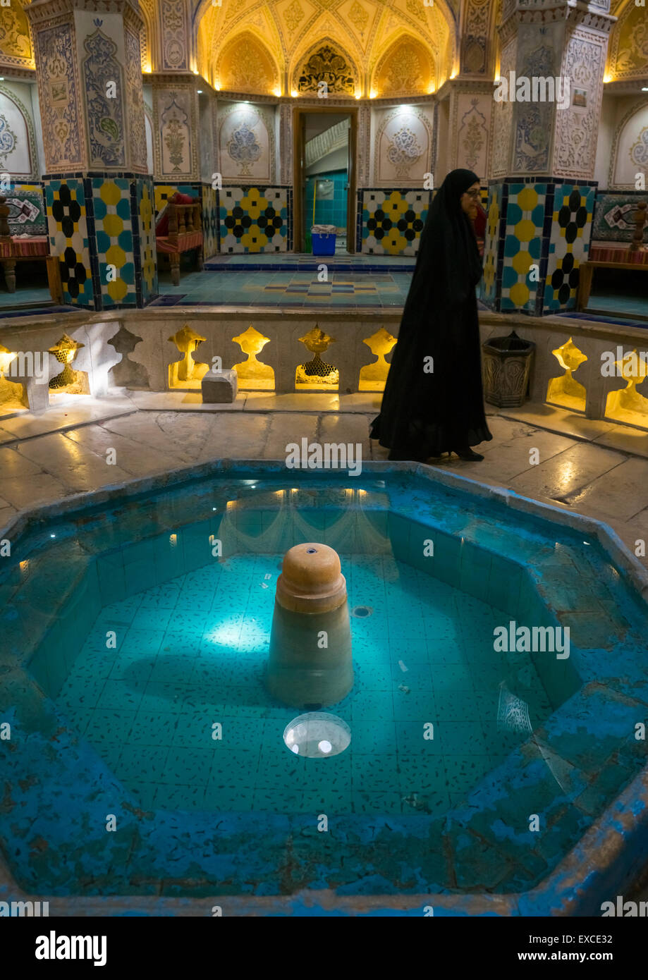 Femme passant au Sultan Amir Ahmad Bathhouse, Province d'Ispahan, Kashan, Iran Banque D'Images