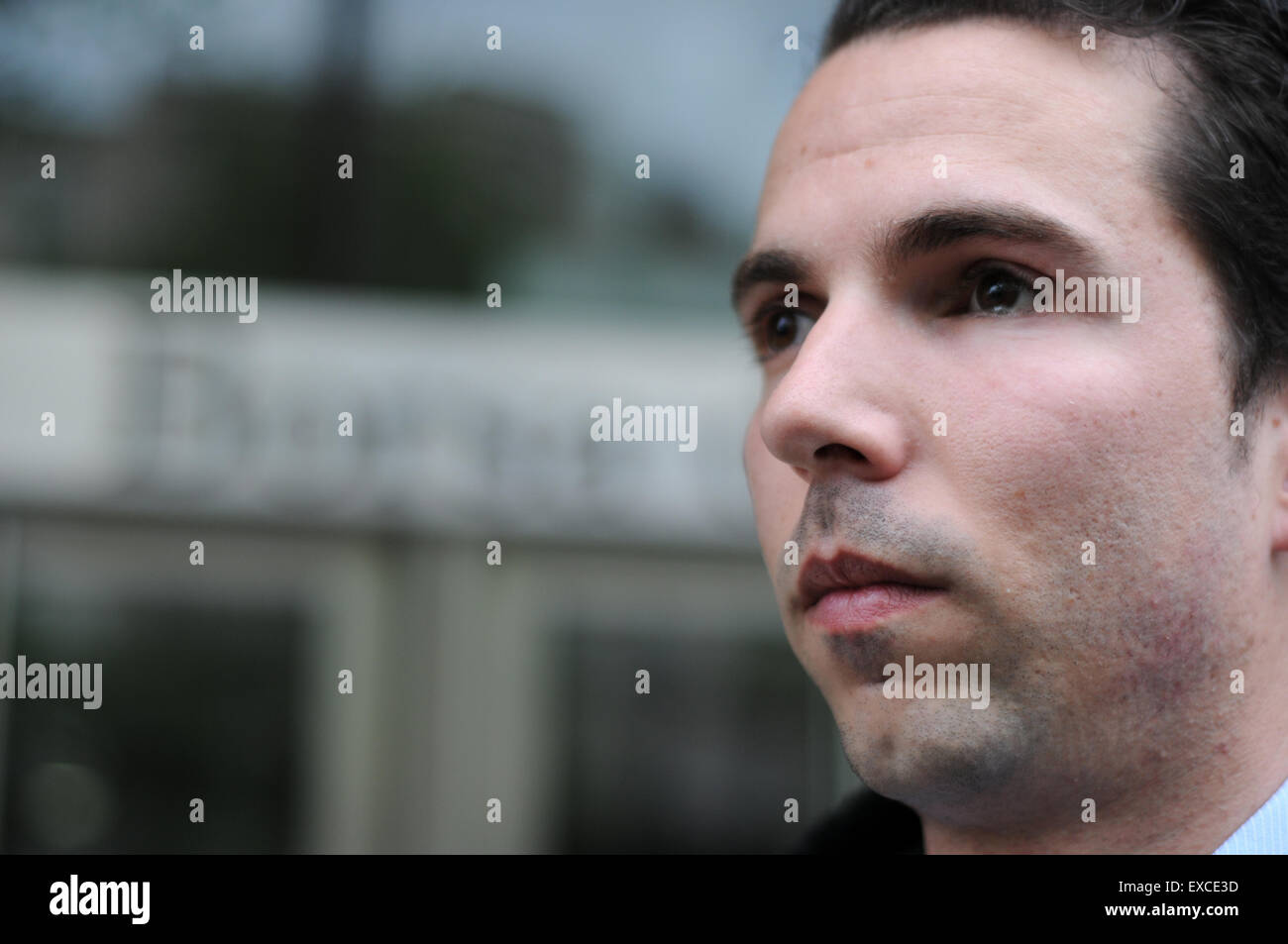 Oscar Alpuente, un de ceux qui sont touchés par l'utilisation de balles en caoutchouc à l'endroit où il a été abattu, à côté de la bourse de Barcelone. L'Espagne. Il a perdu un œil. La violence policière. Armes dangereuses. Banque D'Images
