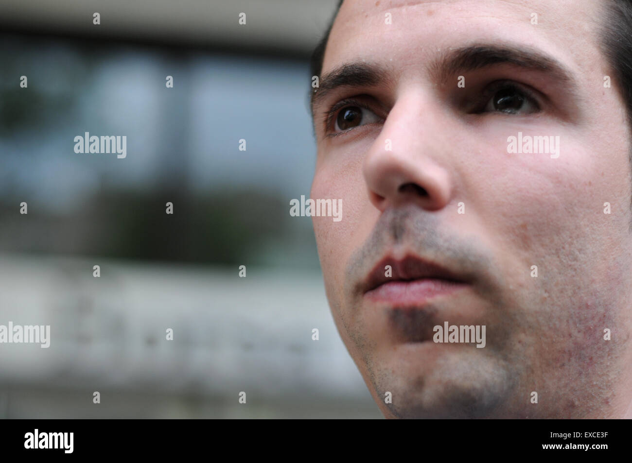 Oscar Alpuente, un de ceux qui sont touchés par l'utilisation de balles en caoutchouc à l'endroit où il a été abattu, à côté de la bourse de Barcelone. L'Espagne. Il a perdu un œil. La violence policière. Armes dangereuses. Banque D'Images